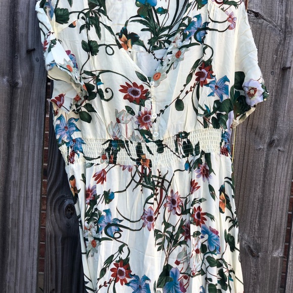 ❌SOLD❌ Split ButtonUp Front Floral Dress - Picture 10 of 16
